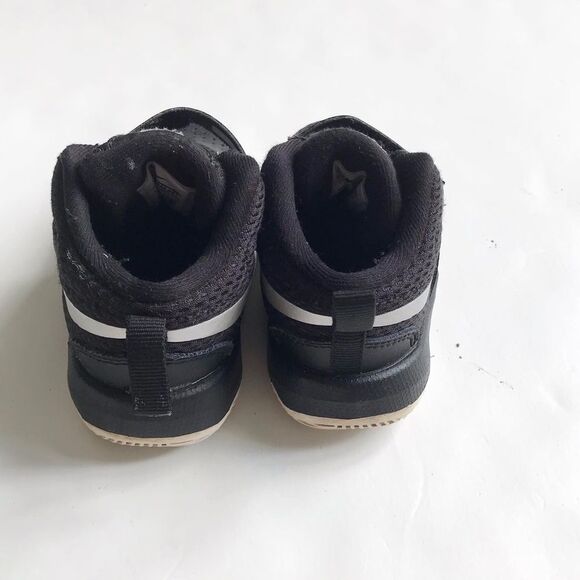 Nike team hustle D8 sneakers EUC size 6 - Picture 6 of 8